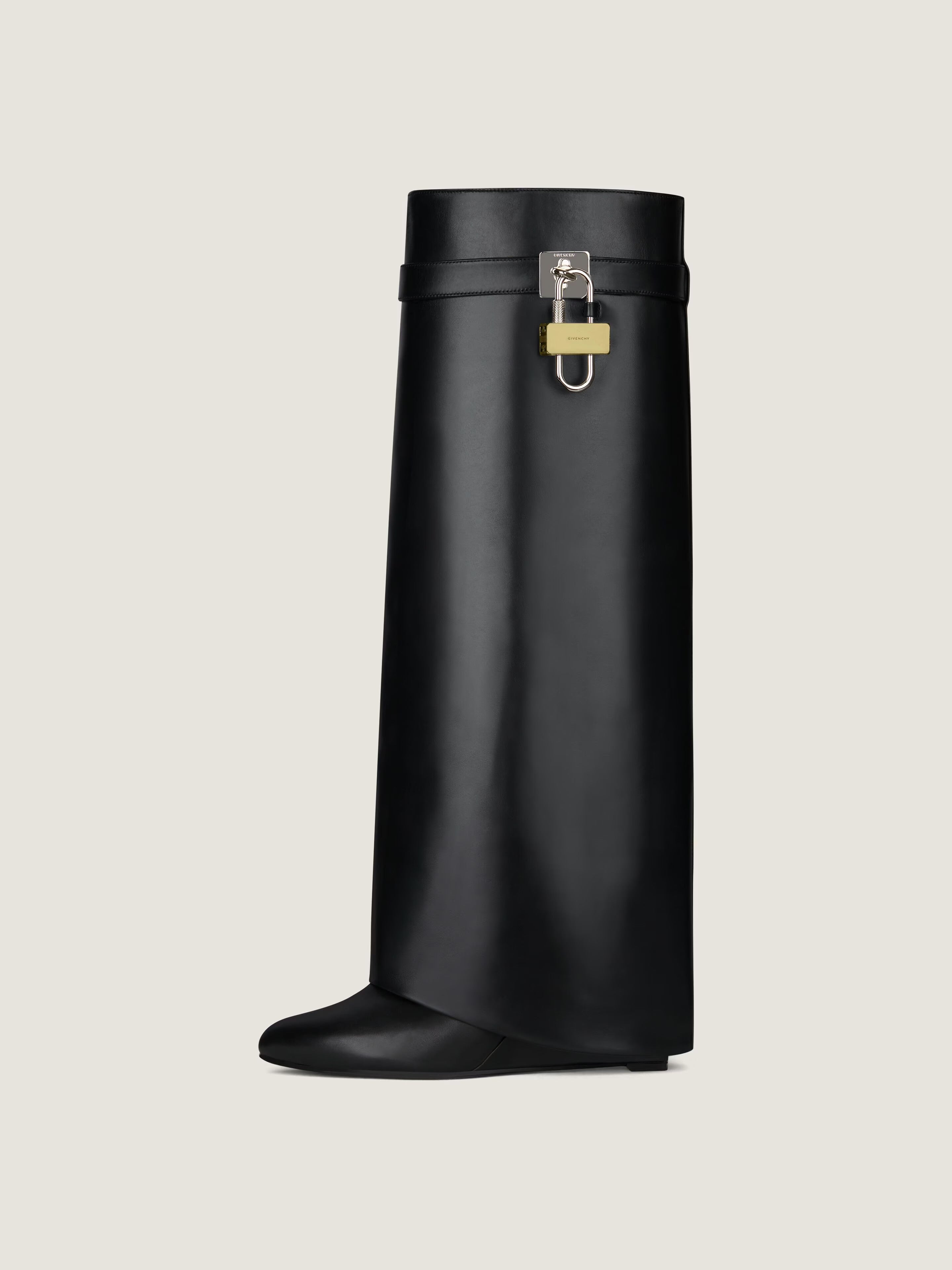 BLACK BOOTS
