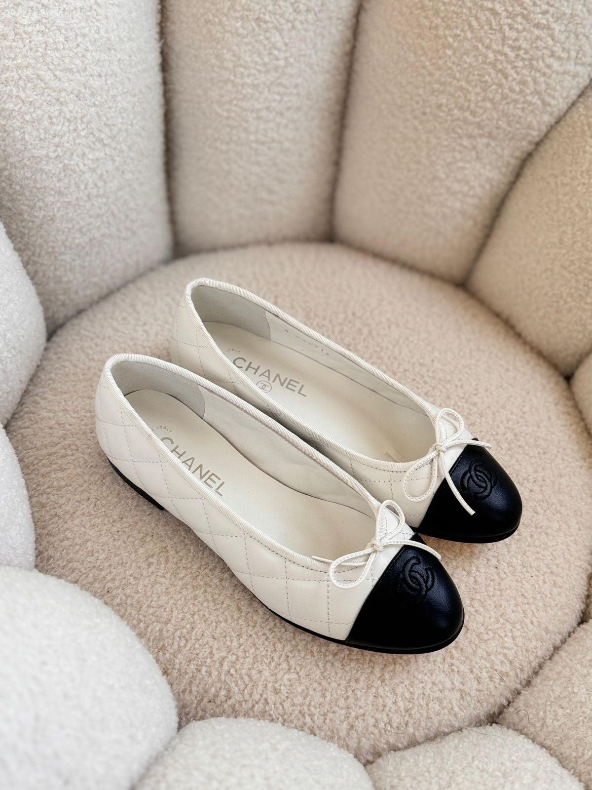 WHITE LEATHER BALLERINA FLATS