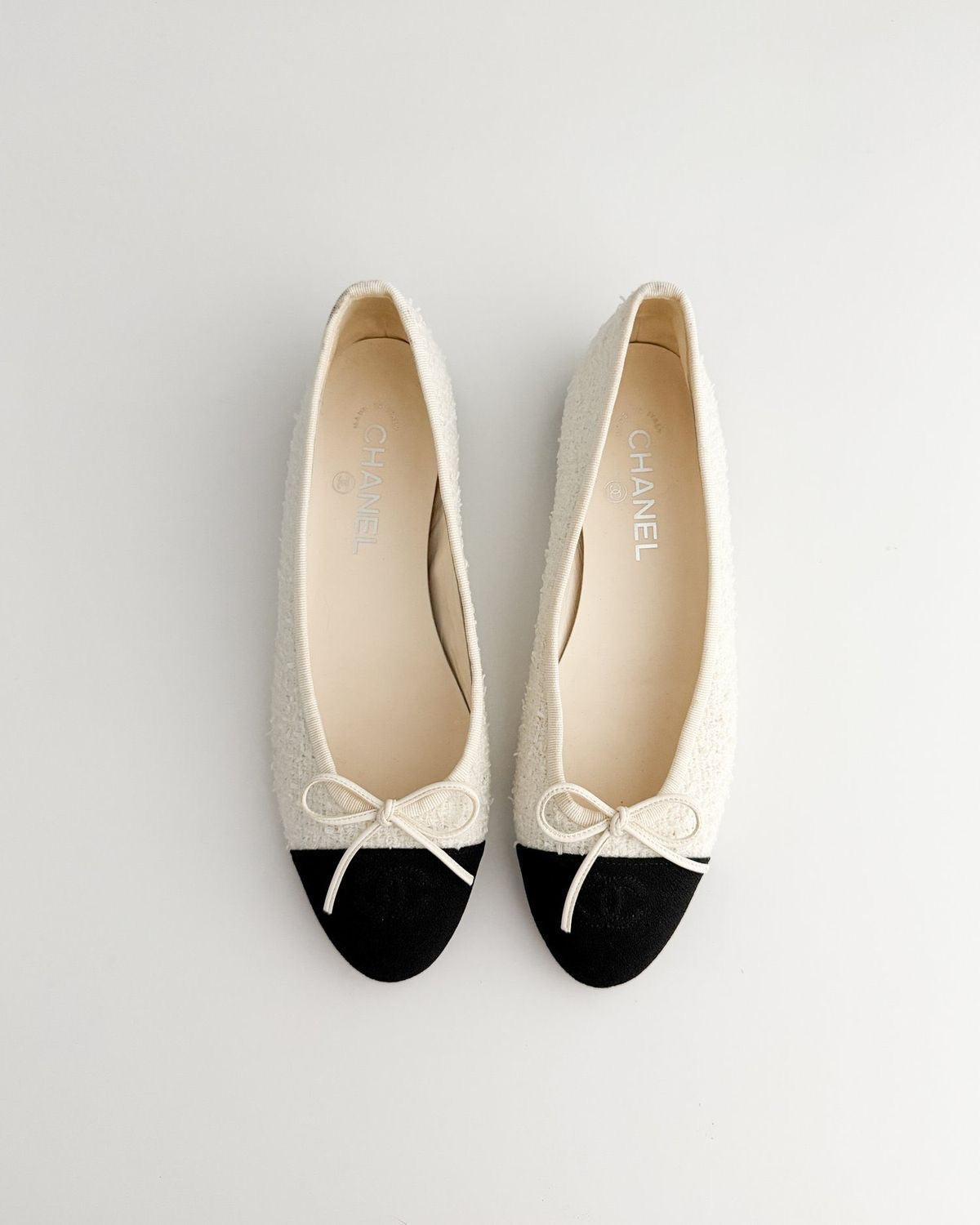 BLACK WHITE TEXTURED BALLERINA FLATS